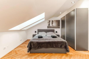 King bed Apartment and Netflix central near metro, 110